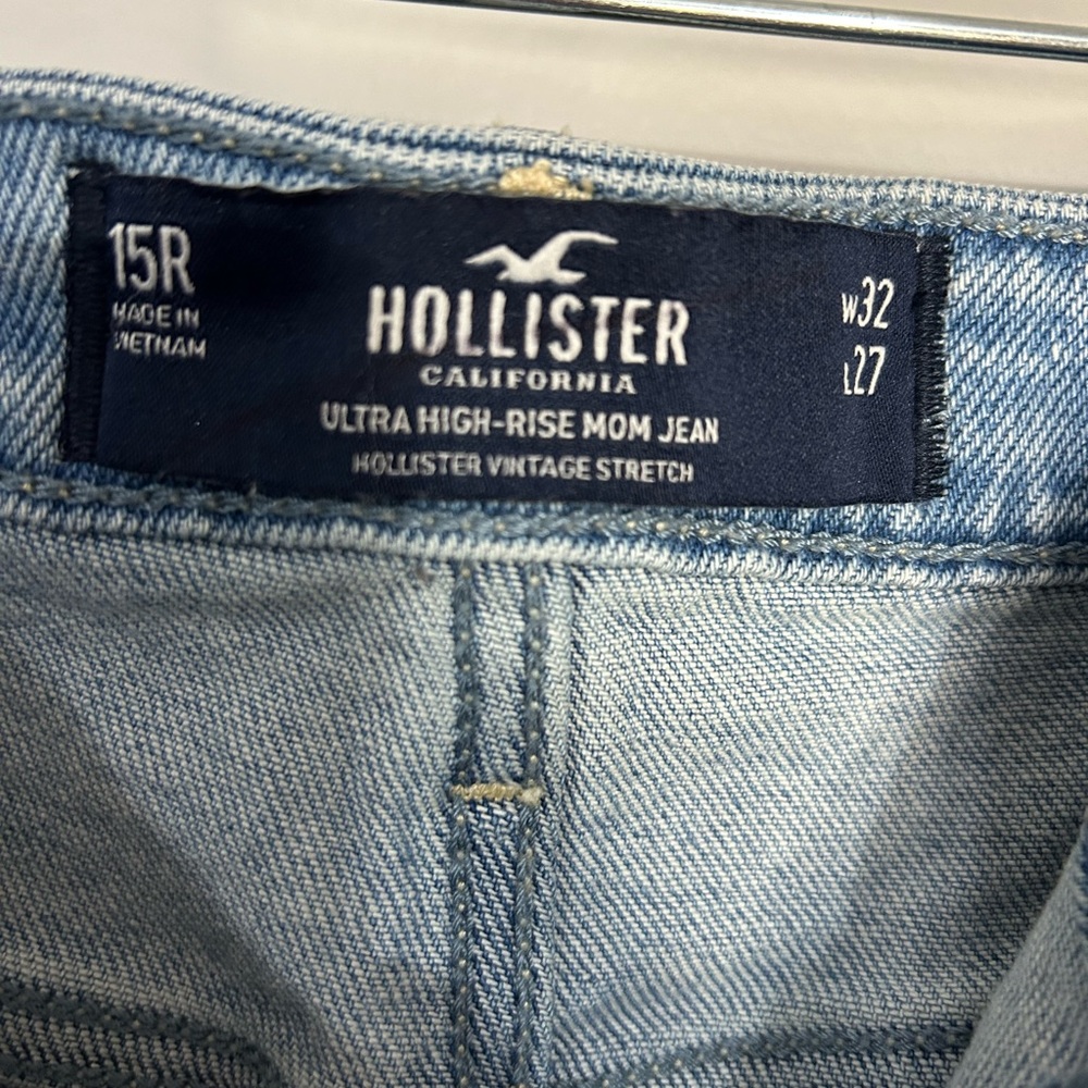 Hollister Doodle Ultra High Rise Mom Jean Light Wash - Picture 3 of 4